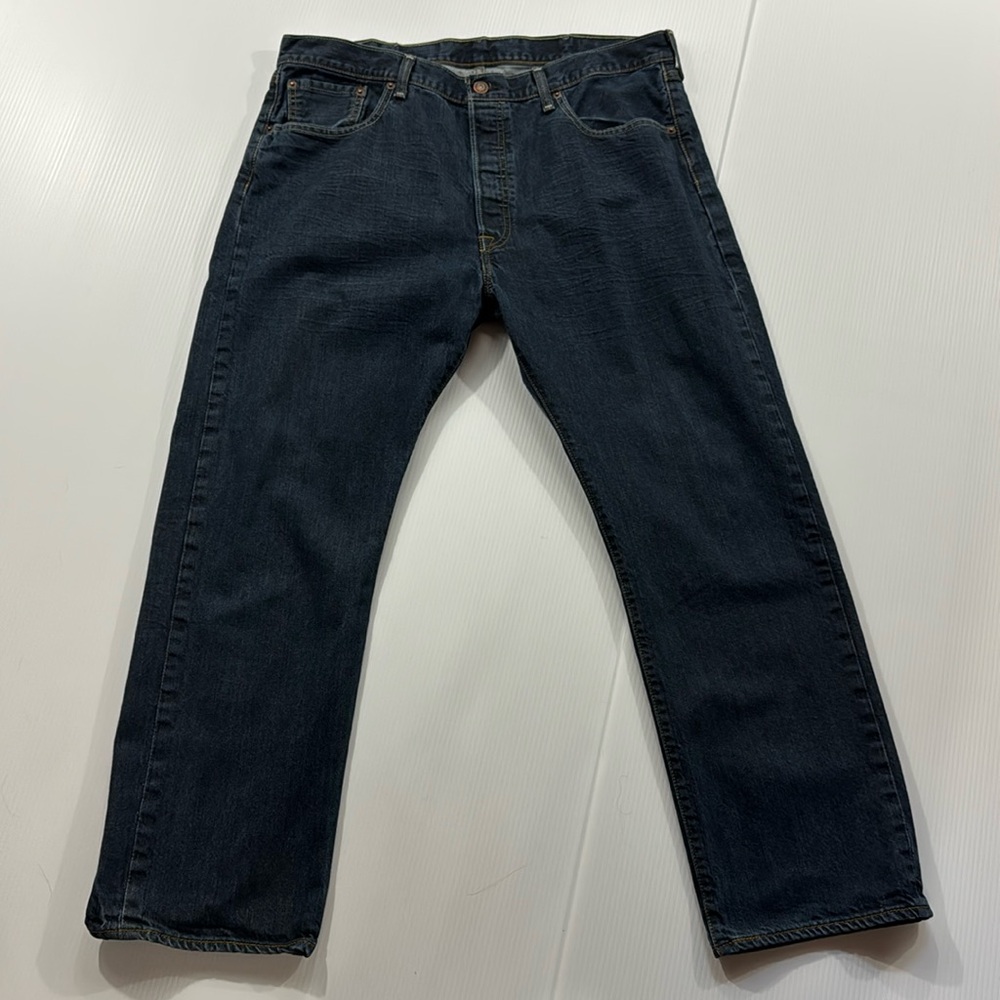 B36. Classic 501 Levi Jeans (W38, L29)